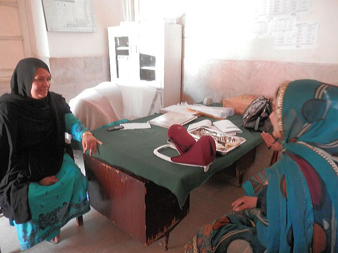 Lady Health Visitor Ayesha Sohail (left) credits her training on the Mama-U with her increased confidence in inserting IUCDs after childbirth. 